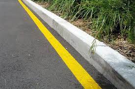 yellow line on edge of road