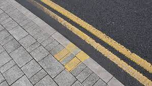 double yellow stripes on pavement
