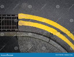 yellow lines on edge of road