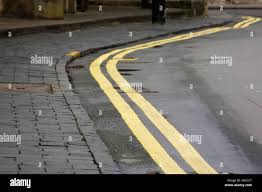 yellow lines on side of road