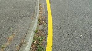 yellow single line on road