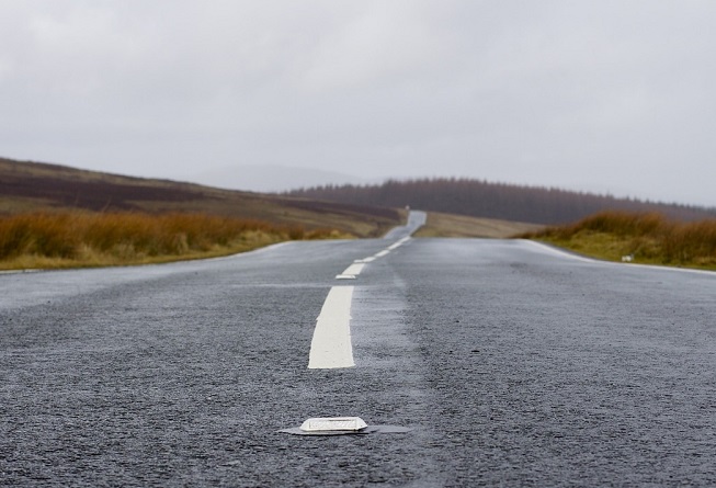 white line road markings